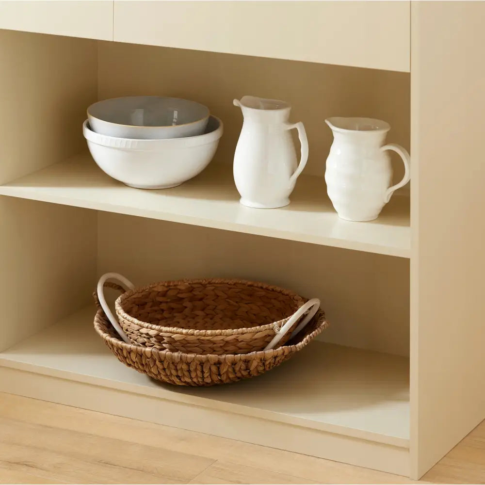 Sobuy kjøkkenøy med åpne hyller, servise og flettede kurver synlig i front mot lys beige bakgrunn.
