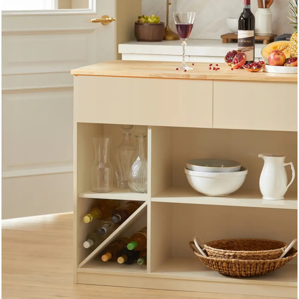 Sobuy kjøkkenøy med treplate, sidevisning av åpne hyller fylt med vinflasker, skåler og flettede kurver.