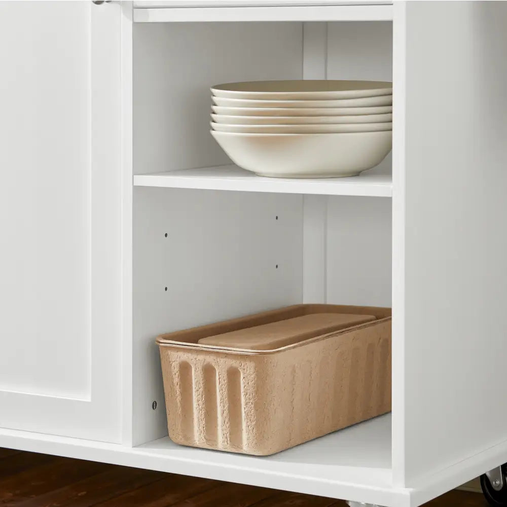 Sobuy kjøkkenøy med to åpne hyller, skåler stablet øverst og beige oppbevaringsboks nederst.