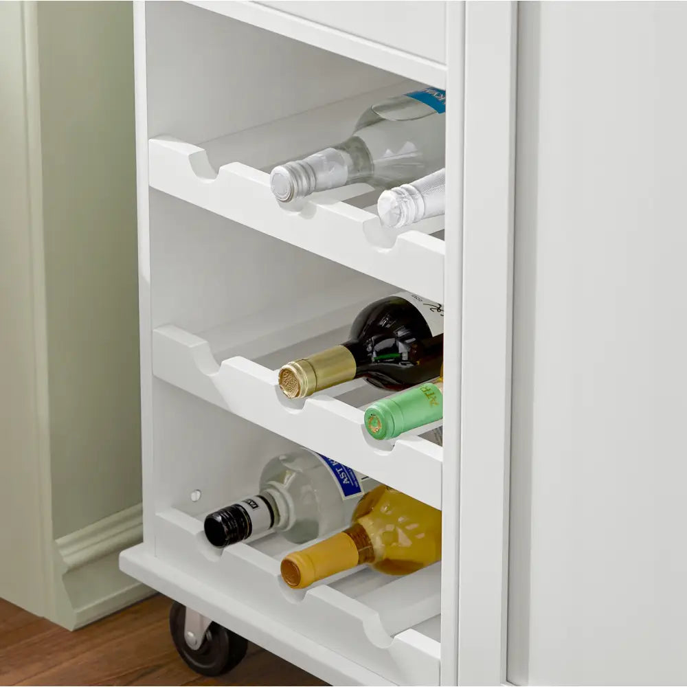 Sobuy kjøkkenøy skap, nærbilde av vinflaskehyller med fire flasker og hjul på undersiden.