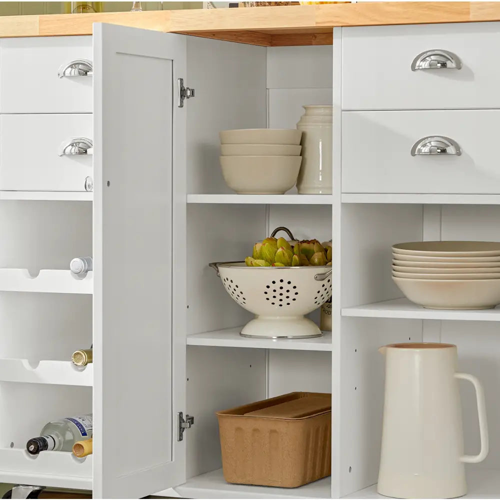 Sobuy kjøkkenøy med hvite hyller og skap, fylt med servise og trespilet benkeplate, sett fra siden.