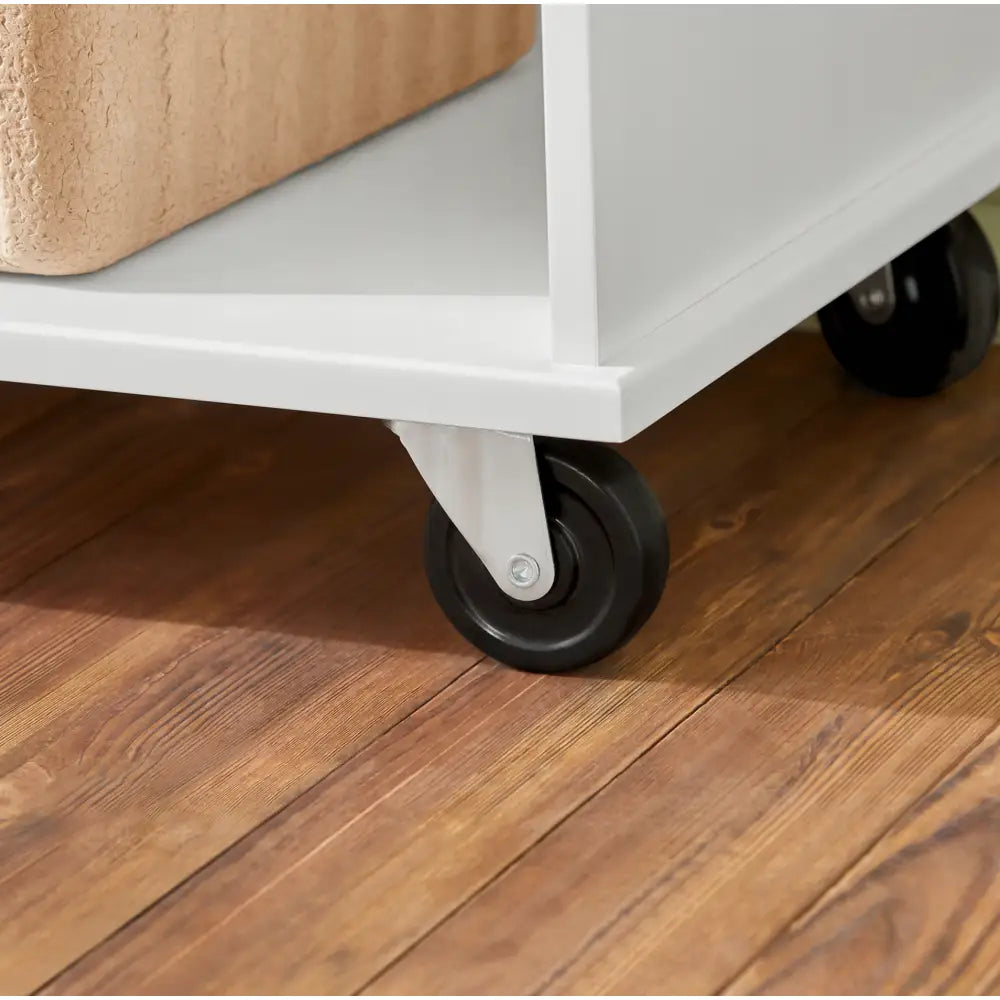 Sobuy kjøkkenøy, detalj av solide svarte hjul i plast og metall mot lyst tregulv.