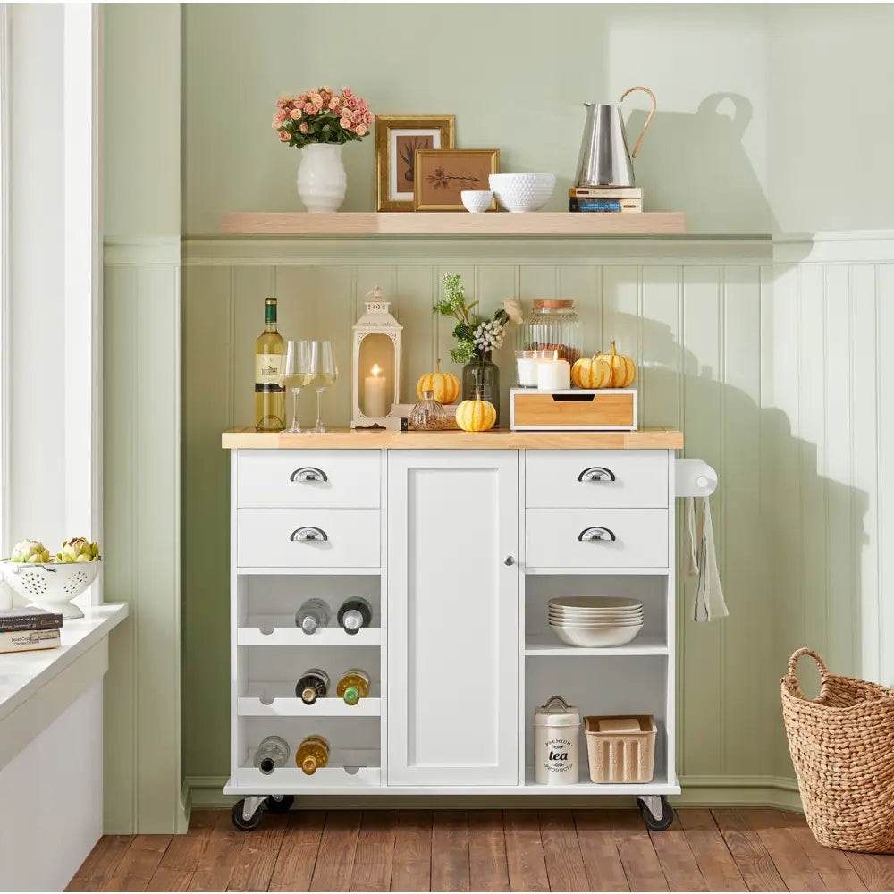 Sobuy kjøkkenøy i hvit med lys treplate, frontvisning med åpne hyller, vinskap og dekorative detaljer.