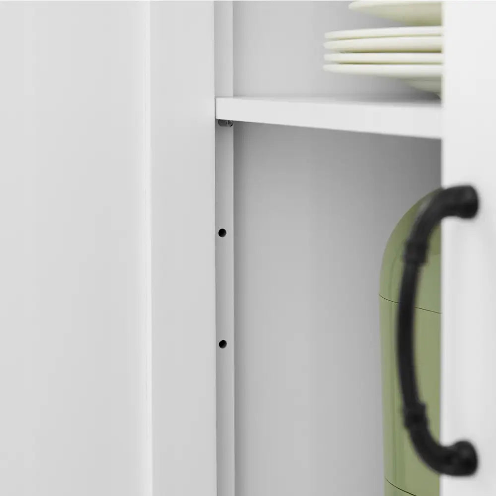 Sobuy kjøkkenøy skap, nærbilde av justerbare hyller med hvite tallerkener og grønne kjøkkenredskaper.