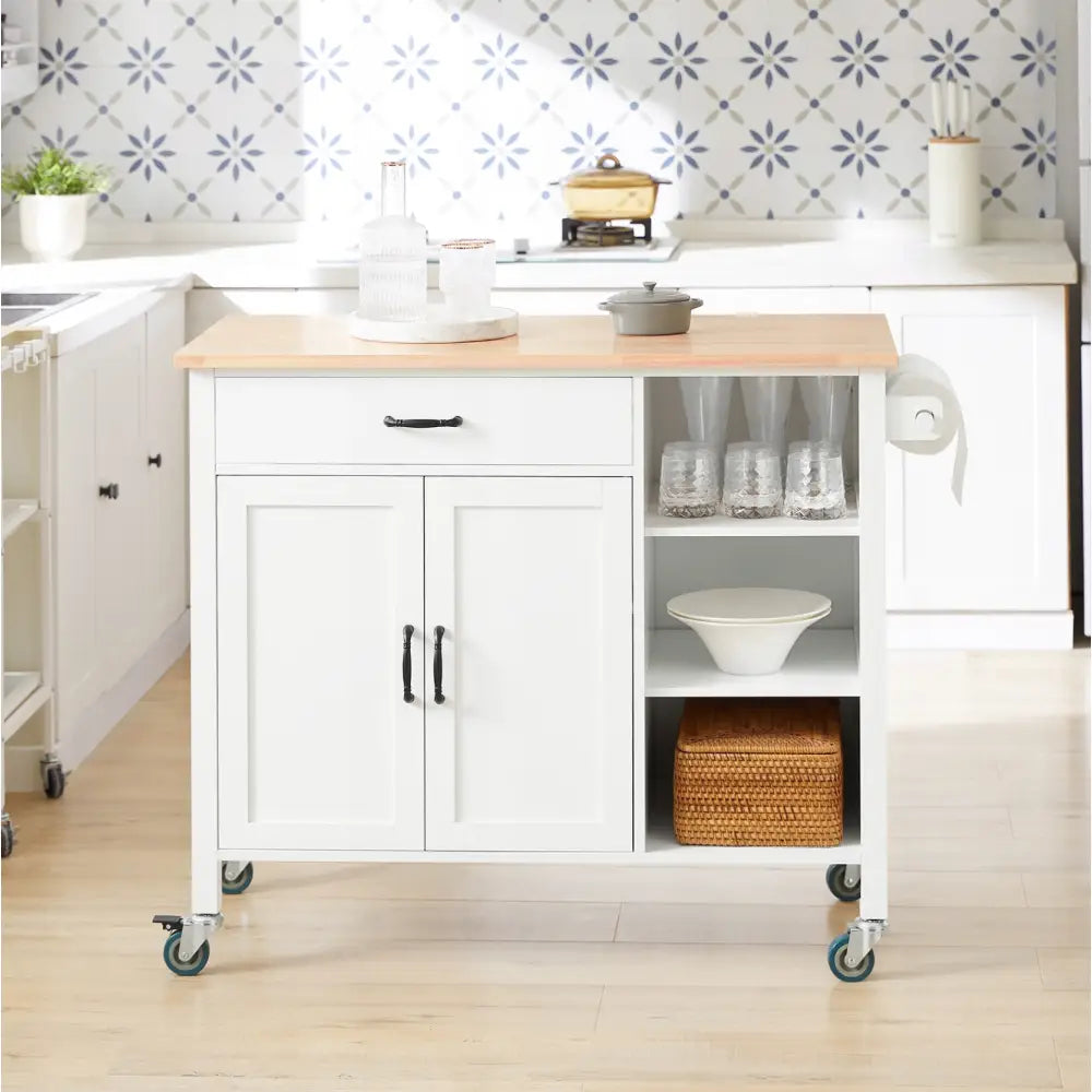 Sobuy kjøkkenvogn i hvitt tre, frontvisning med lys benkeplate, åpne hyller, sort metallhåndtak og hjul.