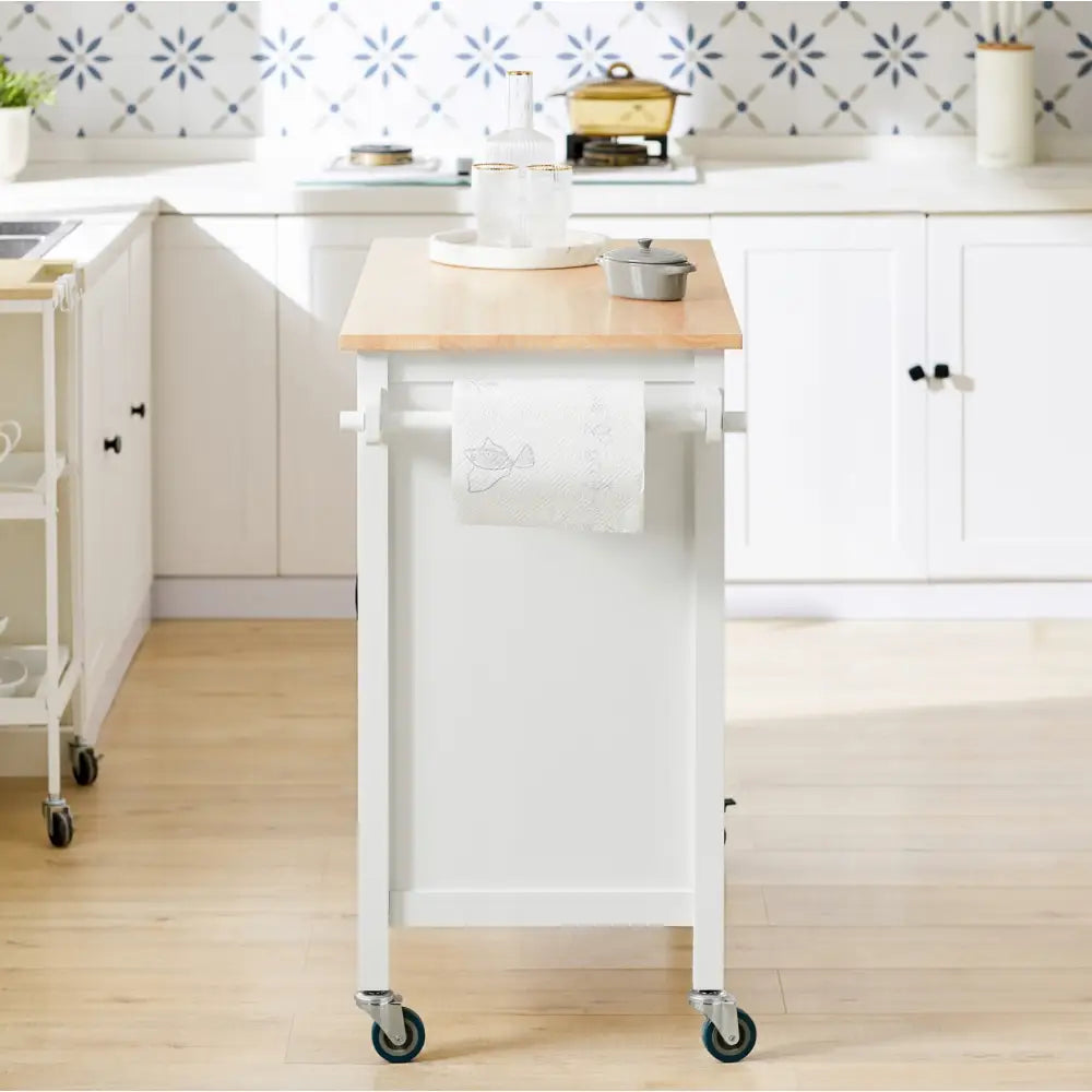 Sobuy kjøkkenøy med hvit ramme og lys treplate, kortende med kjøkkenpapirholder og hjul, i lyst kjøkken.