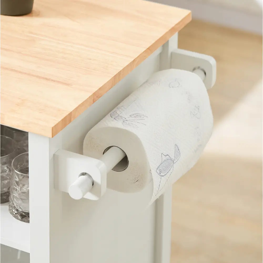 Papirholder i hvit plast med blåmønstret tørkepapir festet på Sobuy kjøkkenøy, nærbilde fra siden.