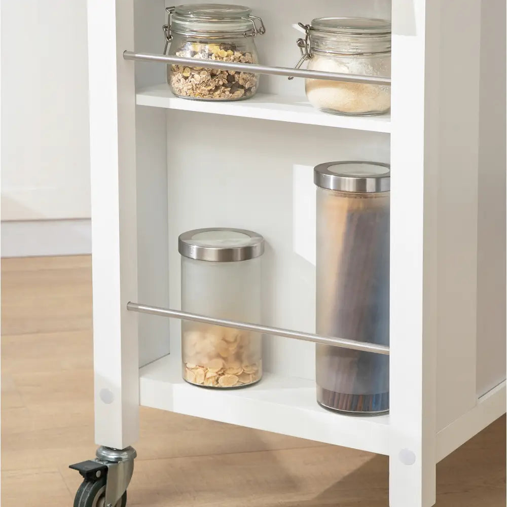 Sobuy kjøkkenøy krydderhylle, nærbilde fra siden med glasskrukker og synlig hjul nederst.