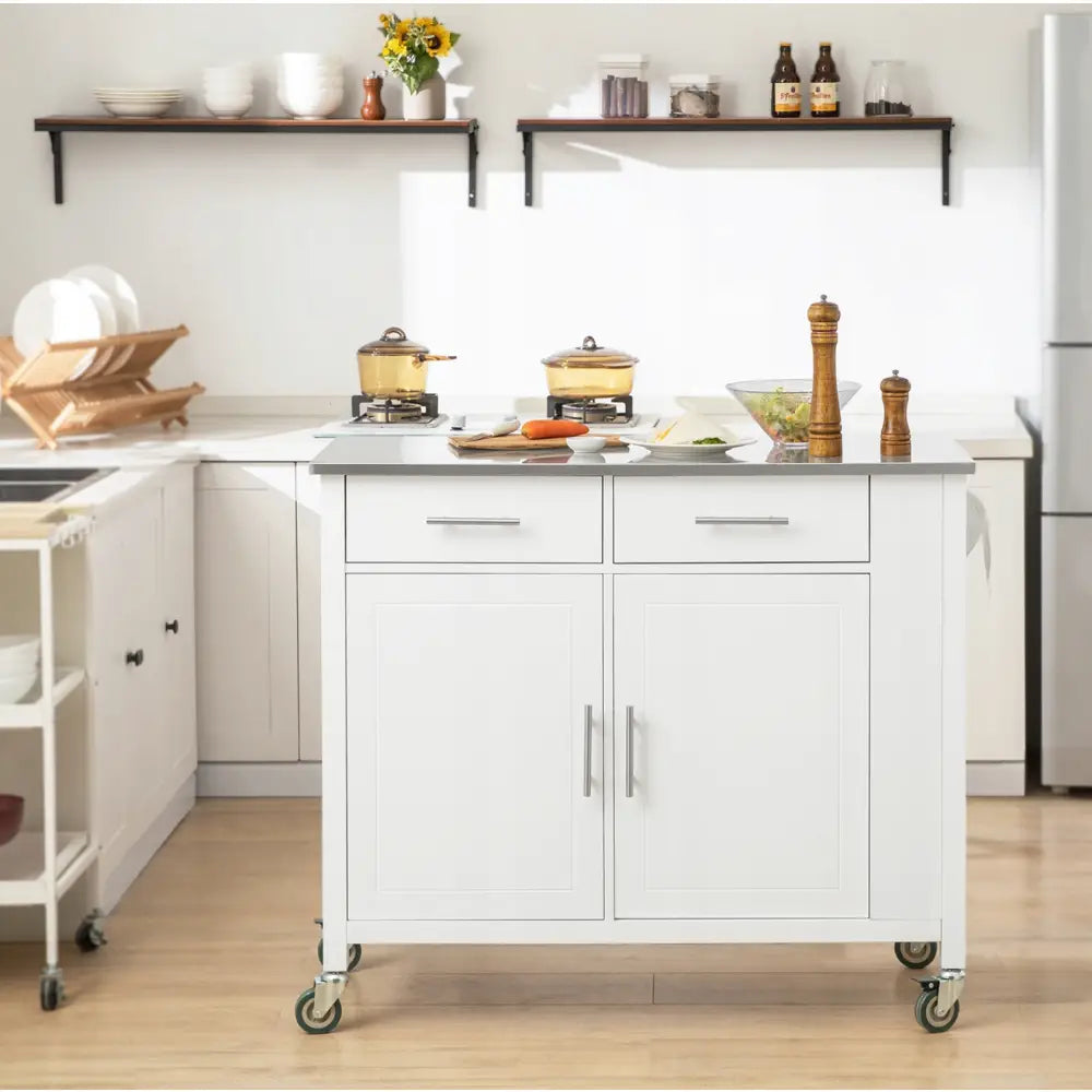 Sobuy kjøkkenøy med grå topplate, hjul og metallhåndtak, frontvisning med kjøkkenutstyr på toppen.