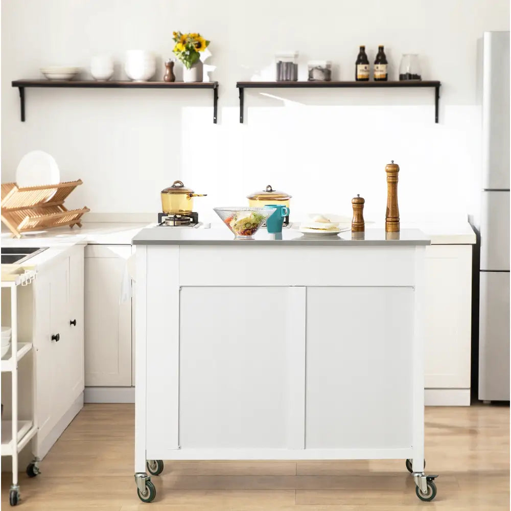 Sobuy kjøkkenøy med grå benkeplate, dekket med servise, krydderkverner, salatbolle og gryte, frontvisning.