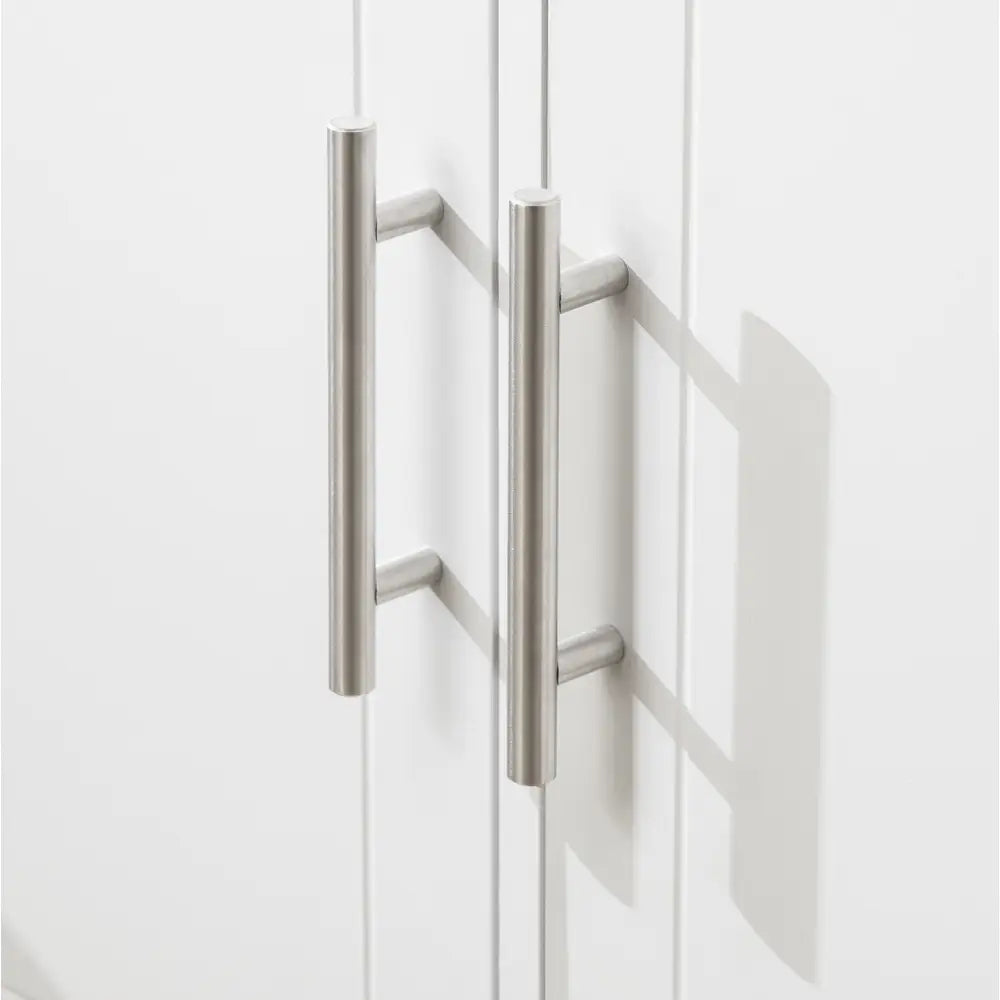 Sobuy kjøkkenøy, nærbilde av sylinderformede metallhåndtak i børstet stål på lyse dører.