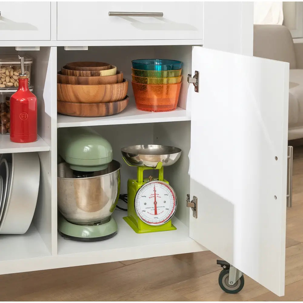 Sobuy kjøkkenøy med åpen dør, synlige hyller med tre- og glassboller, kjøkkenmaskin og grønn vekt på hjul.