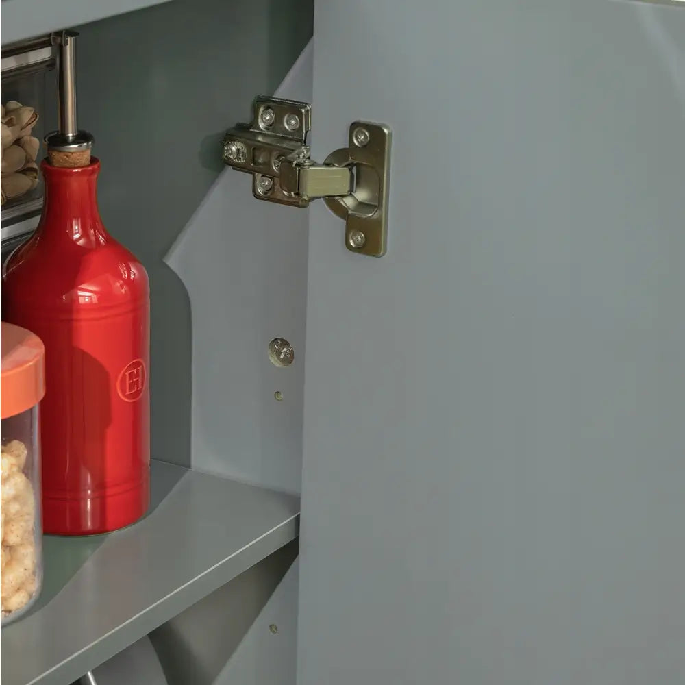 Sobuy kjøkkenøy, åpent skap med grå overflate, synlig hengsel, rød flaske og oransje beholder.
