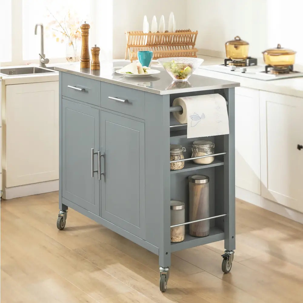 Sobuy kjøkkenøy på hjul i blågrå, ståltopp, to skuffer og åpne hyller med oppbevaringsglass.