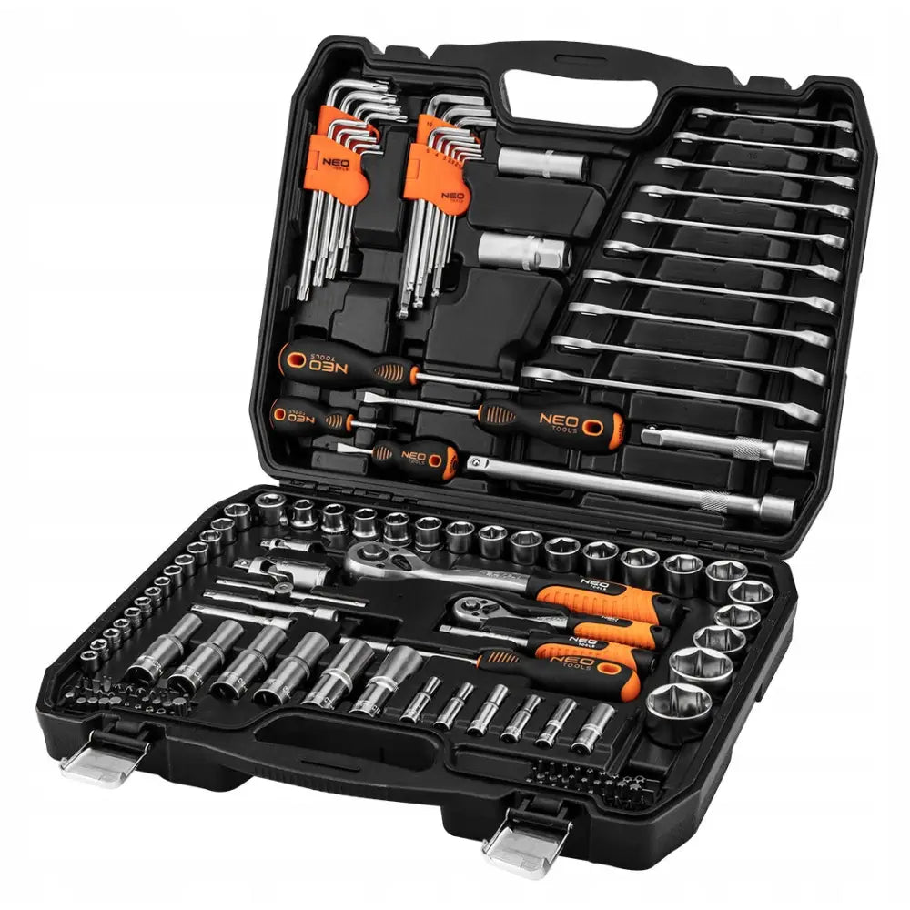 Socketssett koffert med 150 deler, sort eske åpen og fylt med verktøy, oransje detaljer på håndtakene.