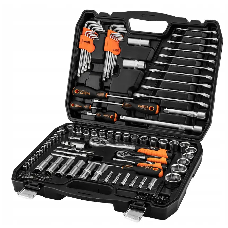 Socketssett med 150 deler, oversiktsbilde av åpen koffert med piper, skrutrekkere og oransje detaljer.