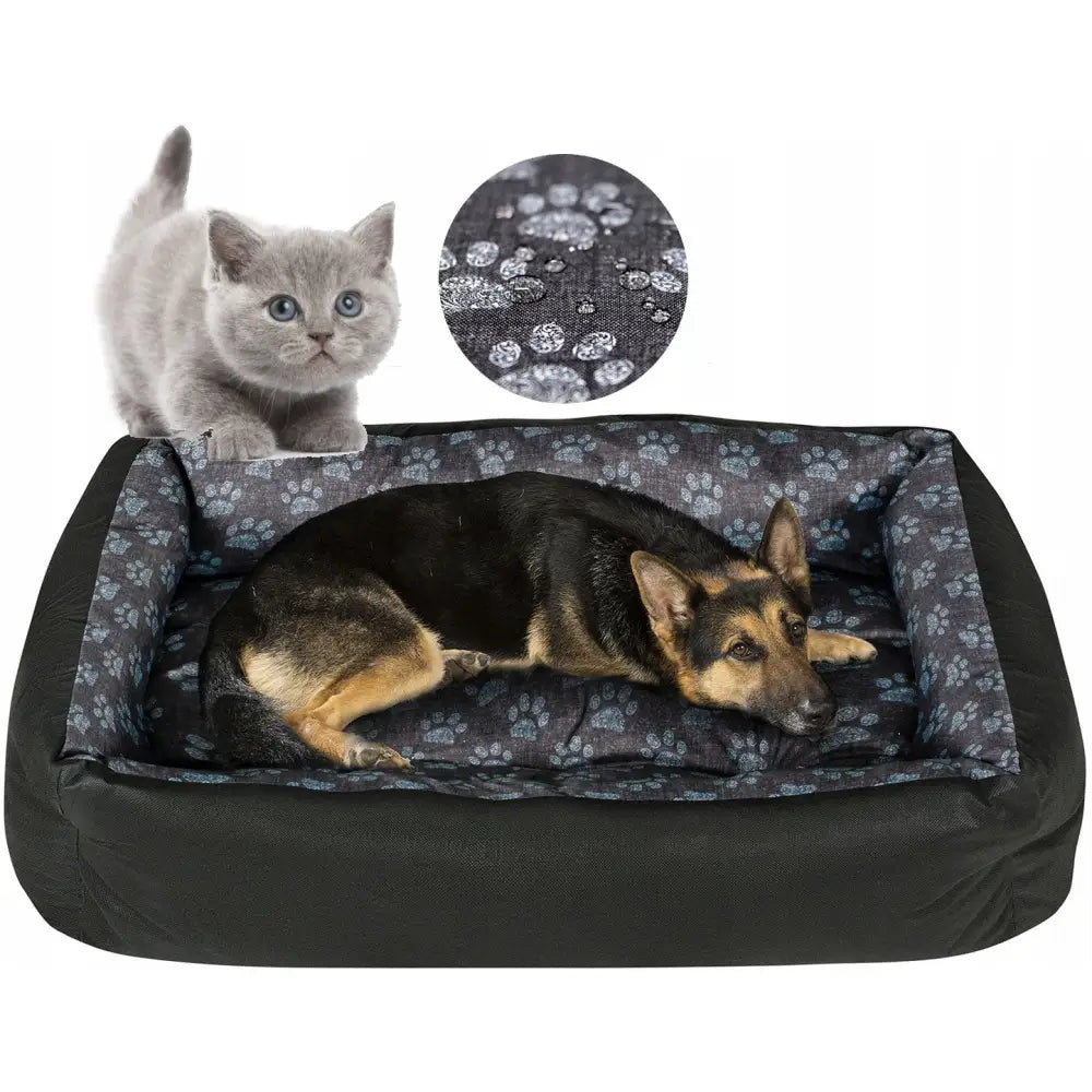 Sofa Hundeseng 120x90 med lyse poteavtrykk, hund liggende og katt ved kanten, nærbilde av vannavvisende stoff.