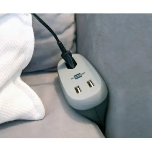 Sofa Lader USB, grå modell med to porter montert mellom sofaputer, én ledning tilkoblet, synlig tekst over portene.
