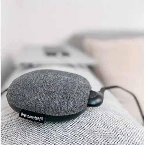 Sofa Lader USB ®estilo V2, grå tekstilenhet med avrundede kanter og brennenstuhl-logo på grå sofa.