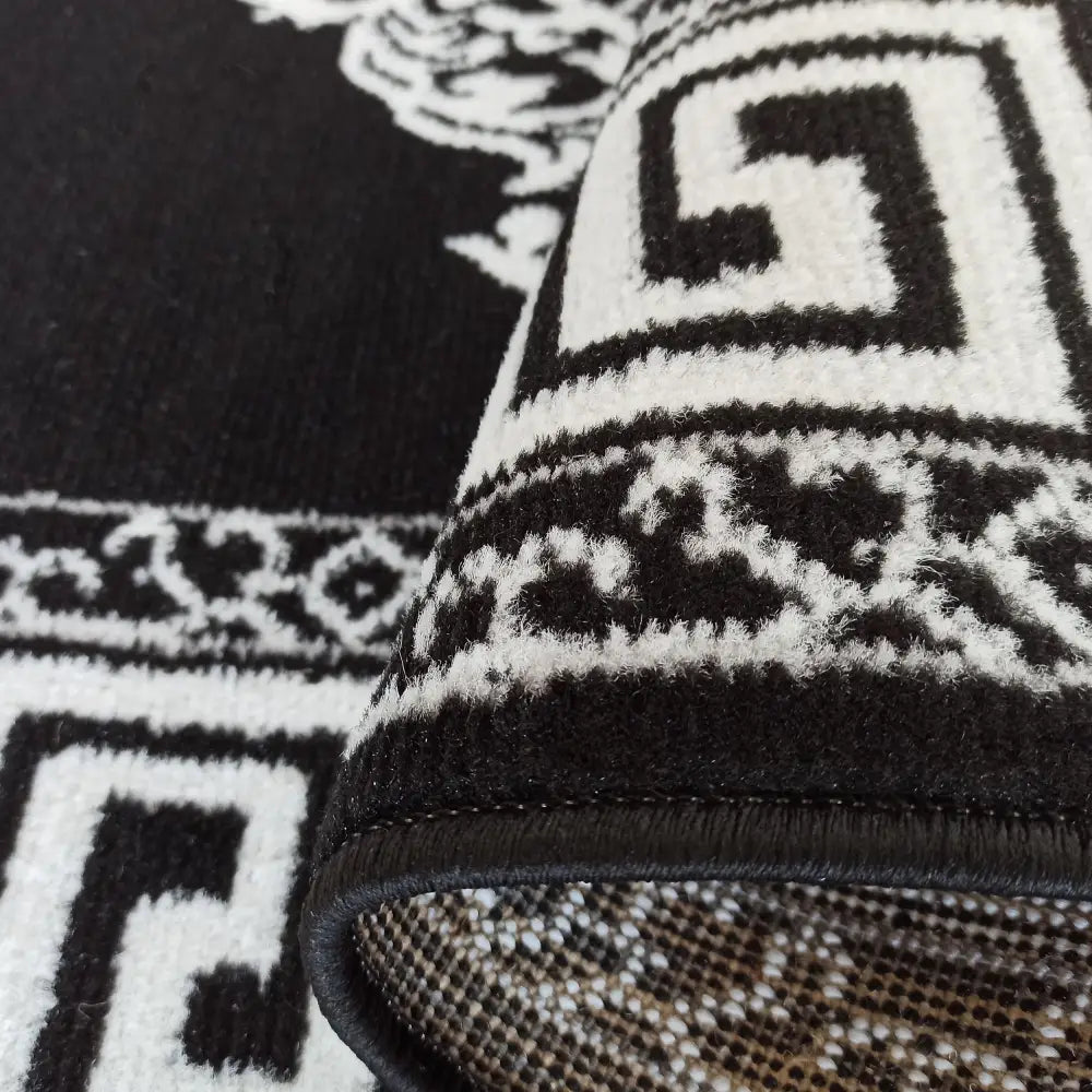 Soho 11 grått teppe 160 x 220 cm, detalj av kant, geometrisk og floralt mønster samt tekstur.