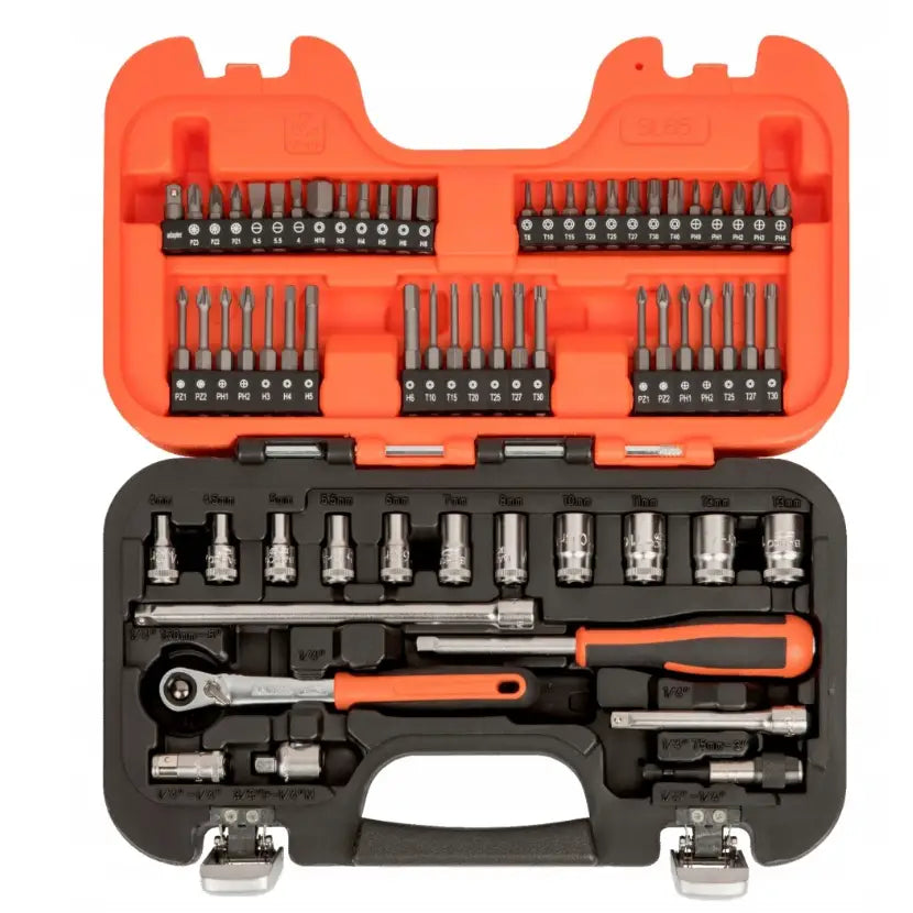 Sokkel nøkkelsett 1/4" i oransje og svart koffert, sett ovenfra med sorterte bits og piper på plass.