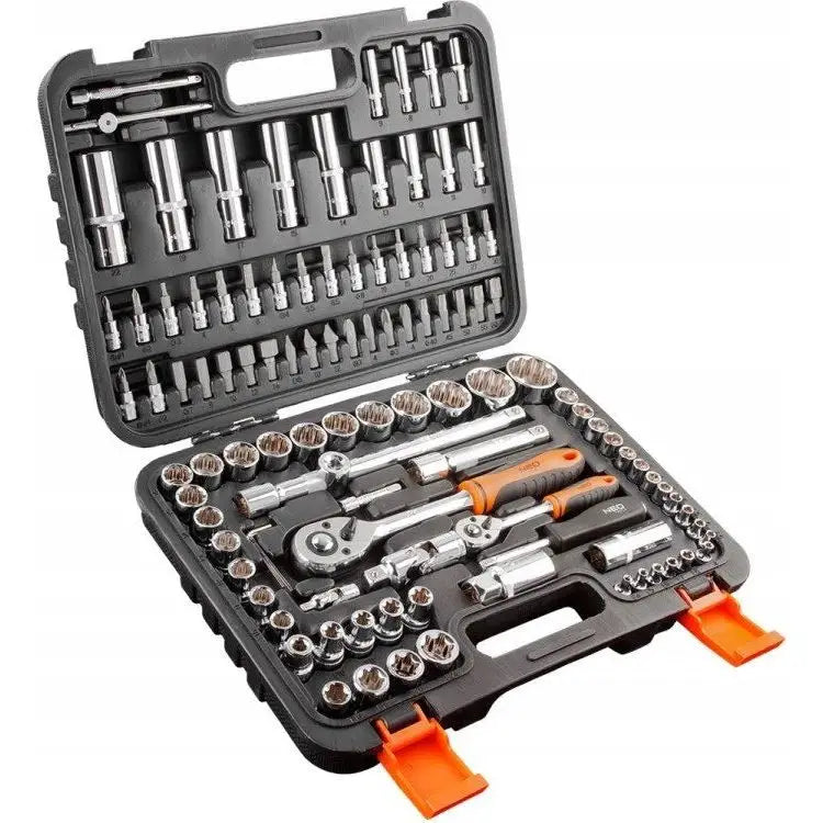 Sokkelnøkkelsett med 110 deler, oversiktsbilde av åpen koffert med piper, skralle og oransje håndtak.