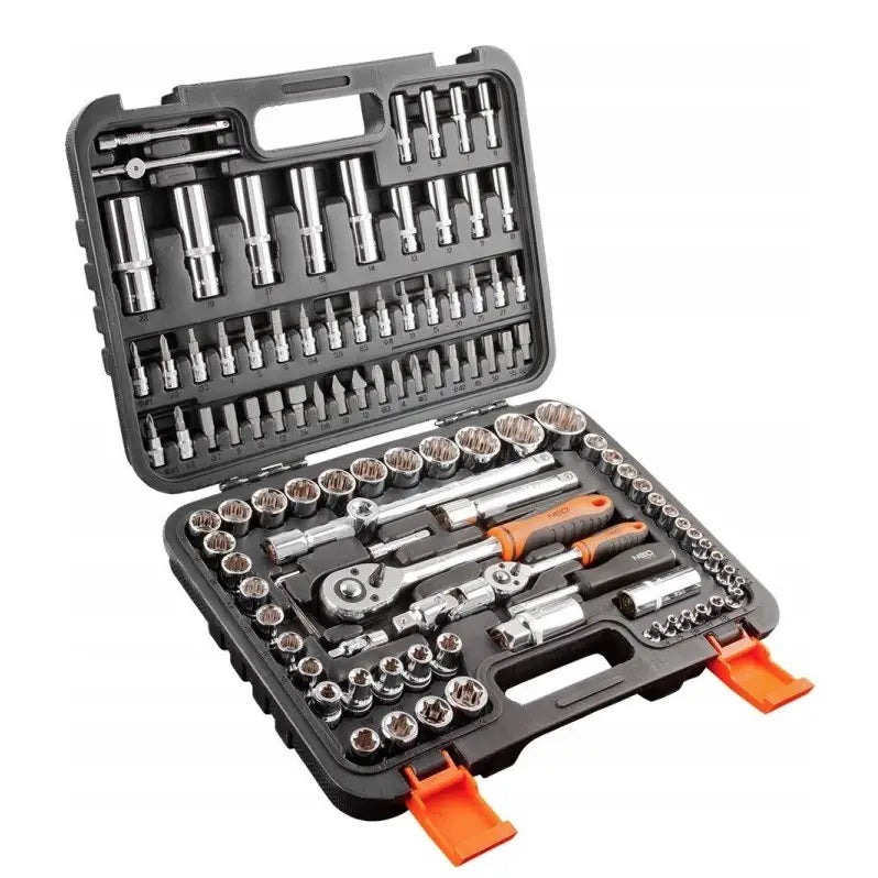 Sokkelnøkkelsett i åpen sort plastkoffert, sett ovenfra med 110 organiserte deler og oransje låser.