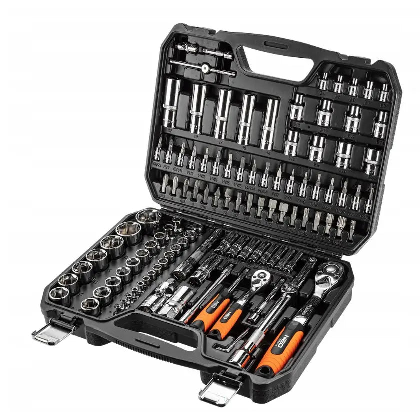 Sokkelnøkkelsett med 111 deler, skrå vinkel som viser piper, bits og oransje håndtak i sort etui.