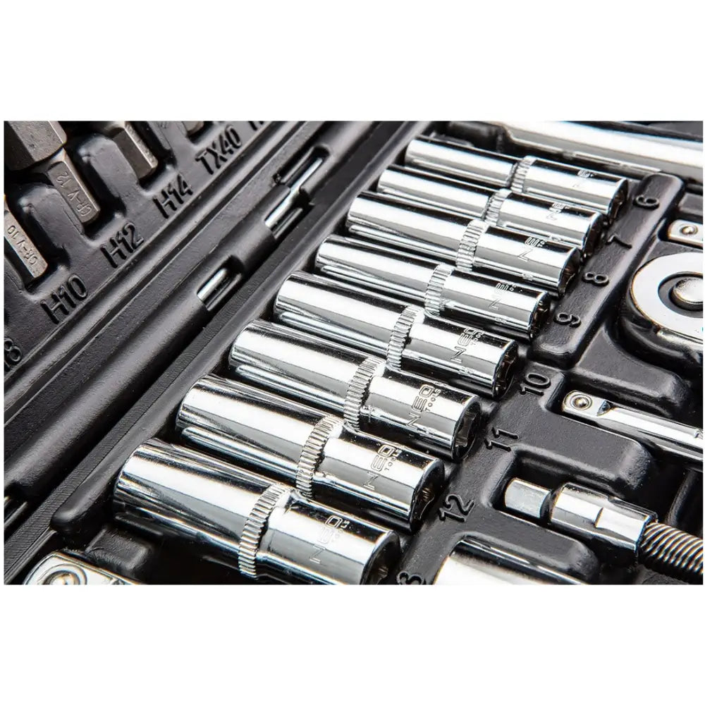 Sokkelnøkkelsett med krompiper i ulike størrelser, nærbilde av graveringene og sort plasthylster.