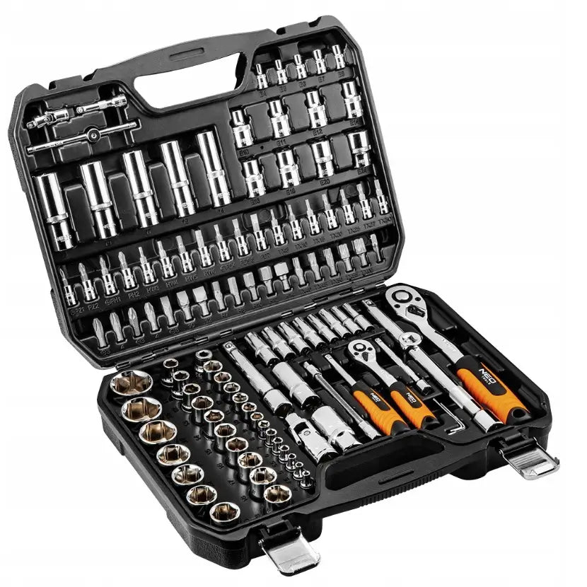 Sokkelnøkkelsett i sort koffert, åpnet forfra og ovenfra, viser piper, skralle og skrutrekkere med oransje detaljer.