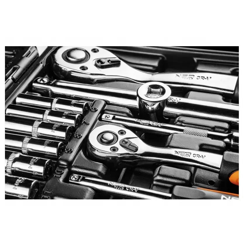 Sokkelnøkkelsett med blanke pipenøkler og skrallehåndtak i sort koffert, fokus på ulike hoder og størrelser.