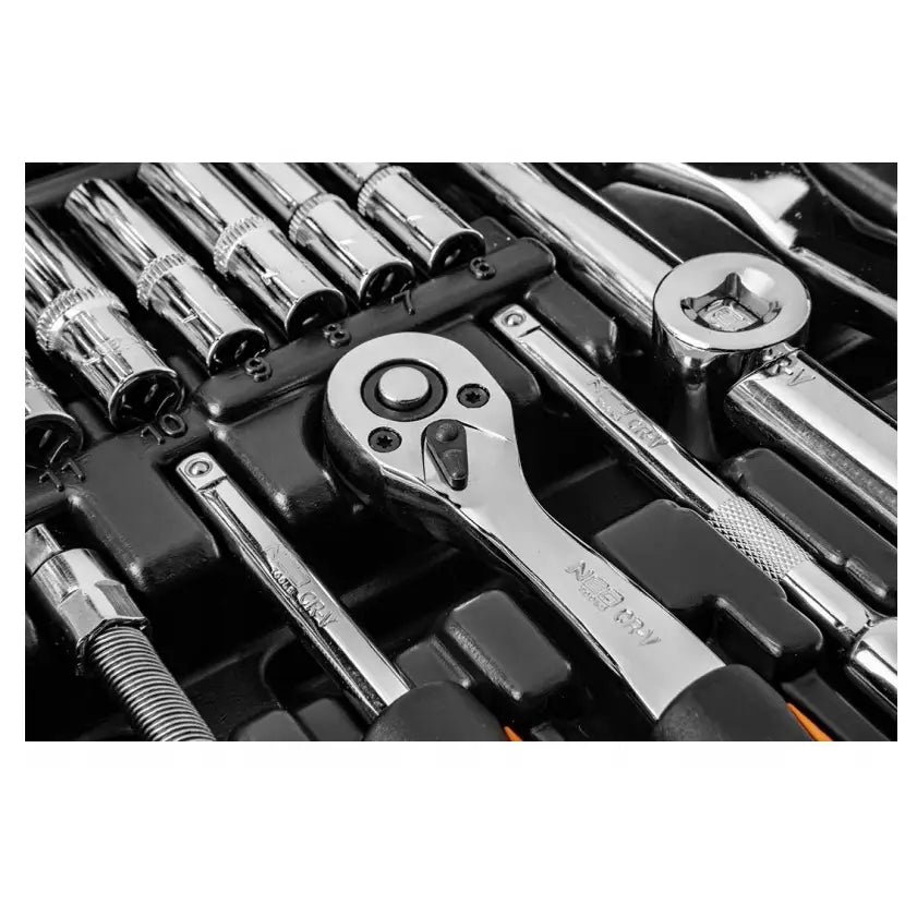Sokkelnøkkelsett med polerte stikkontakter og skralle i krom, organisert i sort oppbevaringsboks.