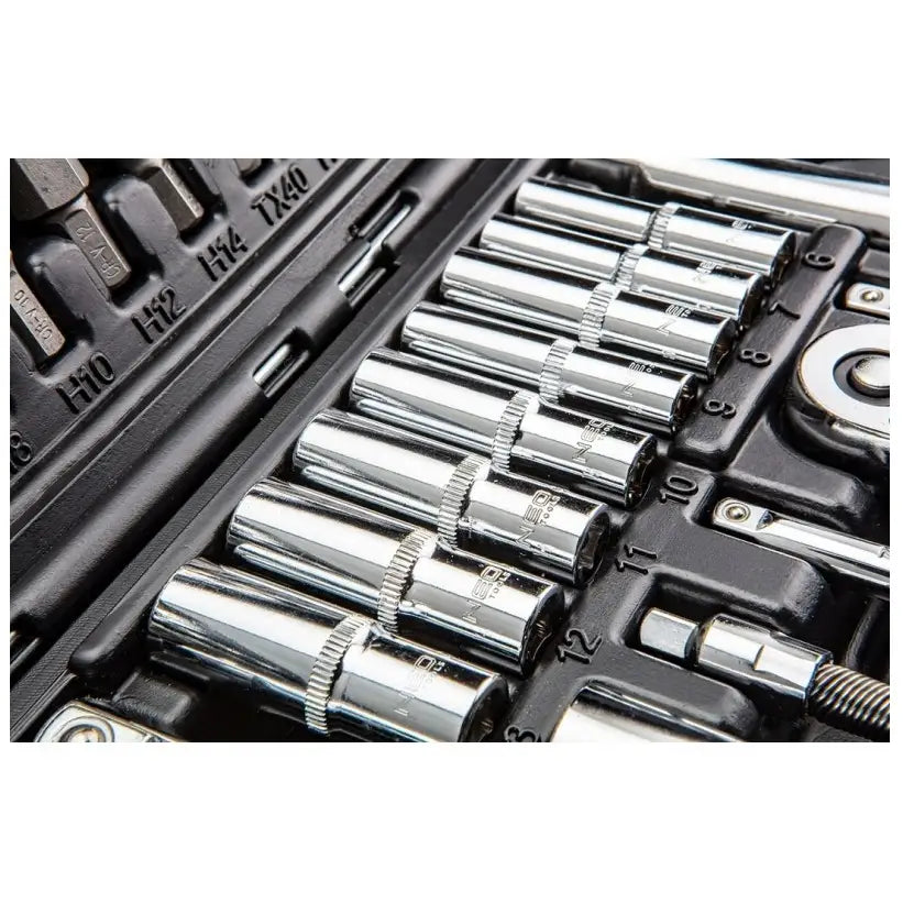 Sokkelnøkkelsett med 111 deler, detaljerte piper og bits i krom, tydelig størrelsesmerking i åpen koffert.