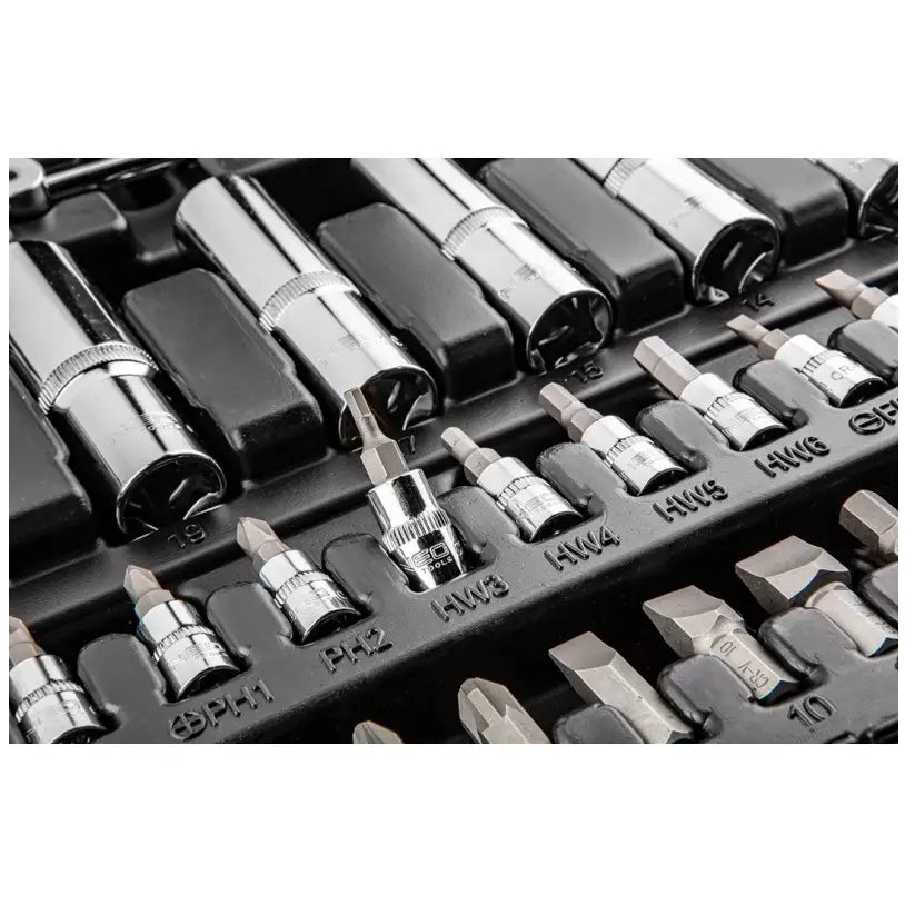 Sokkelnøkkelsett med 111 deler, metallbits og piper i krom, sortert i plastinnlegg med størrelsesmerking.