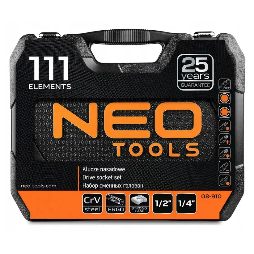Sokkelnøkkelsett i sort og oransje koffert, frontvisning med tydelig NEO TOOLS-logo og informasjon om 111 deler.