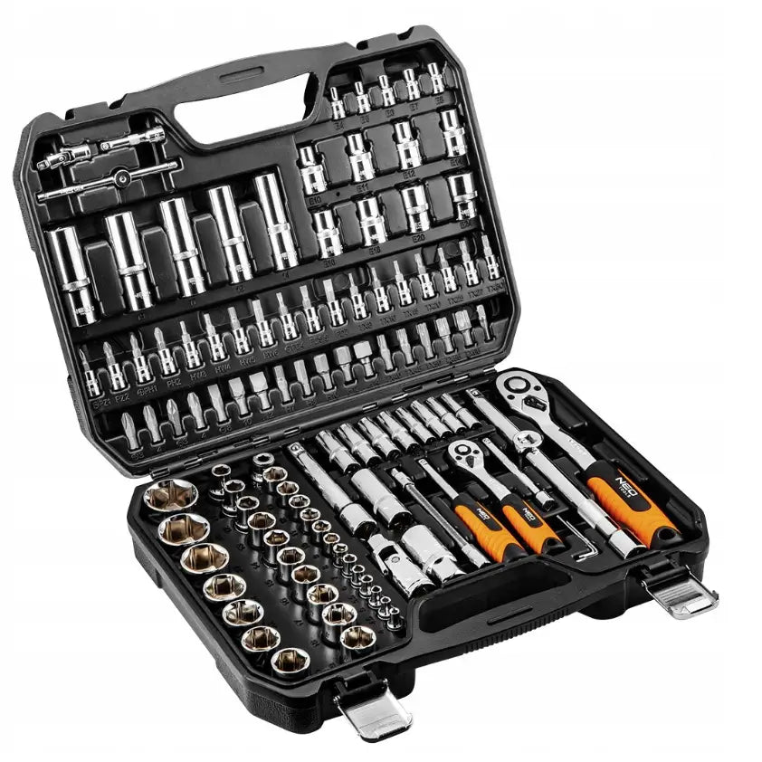 Sokkelnøkkelsett med 111 deler i åpen sort koffert, viser pipenøkler, bits og skraller med oransje håndtak.