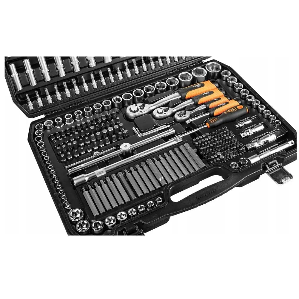 Sokkelnøkkelsett i sort koffert, skrå oversikt som viser oransje håndtak, bits og pipenøkler i plastinnlegg.