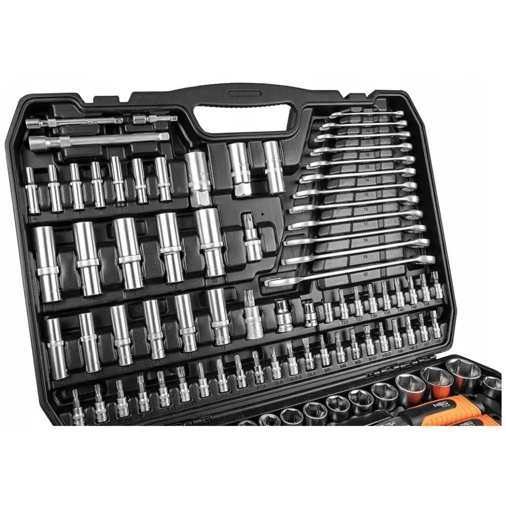 Sokkelnøkkelsett Neo Tools, sort koffert åpen med 300 deler, piper og nøkler tydelig organisert.