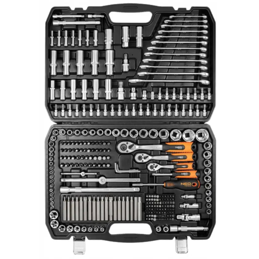 Sokkelnøkkelsett i sort etui, oversiktsbilde av metallverktøy og oransje håndtak i organiserte rom.