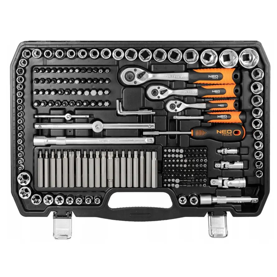 Sokkelnøkkelsett Neo Tools, oversiktsbilde av åpnet koffert med sorterte piper, bits og oransje håndtak.
