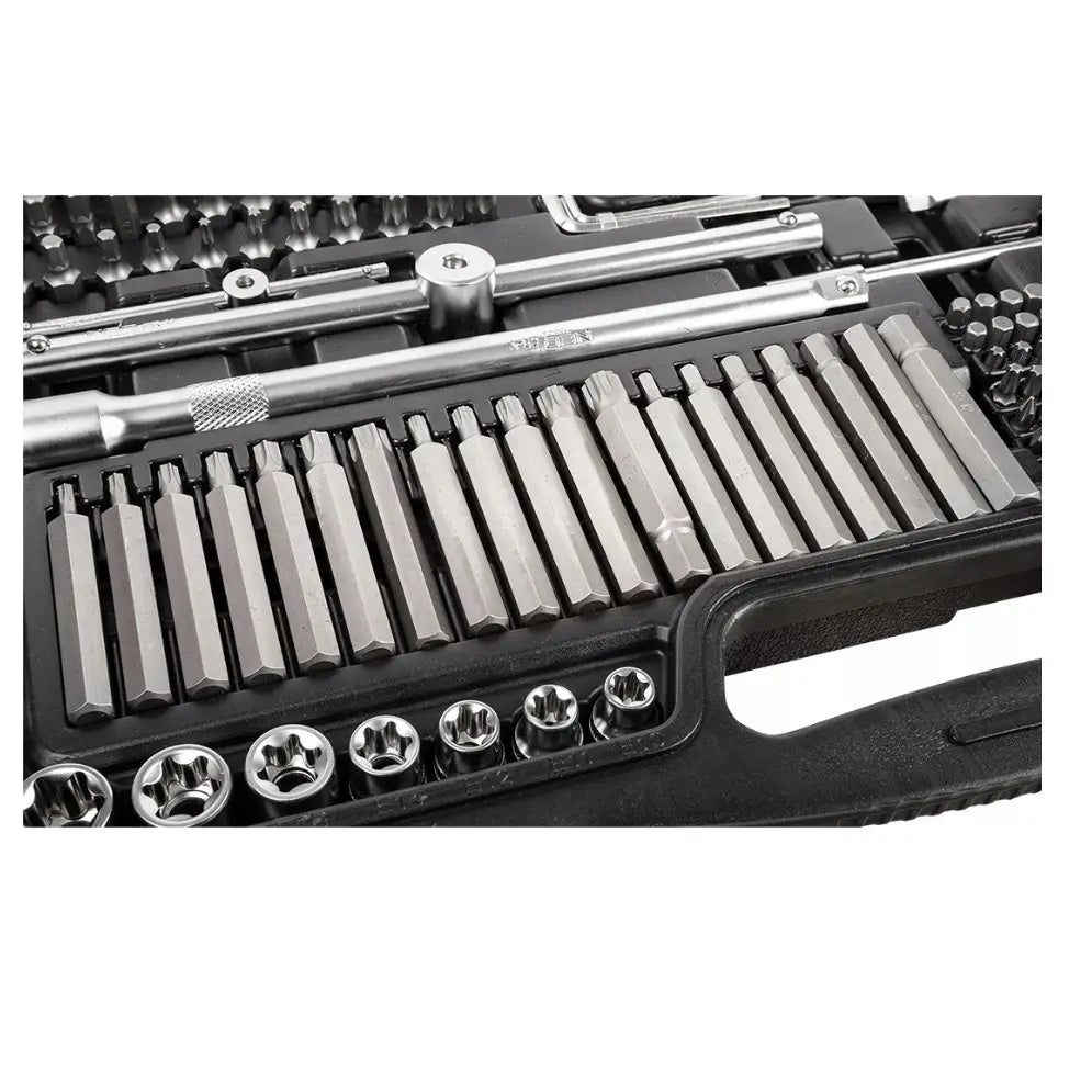 Sokkelnøkkelsett Neo Tools, detaljert nærbilde av sort etui med sorterte metallbits og pipeverktøy.