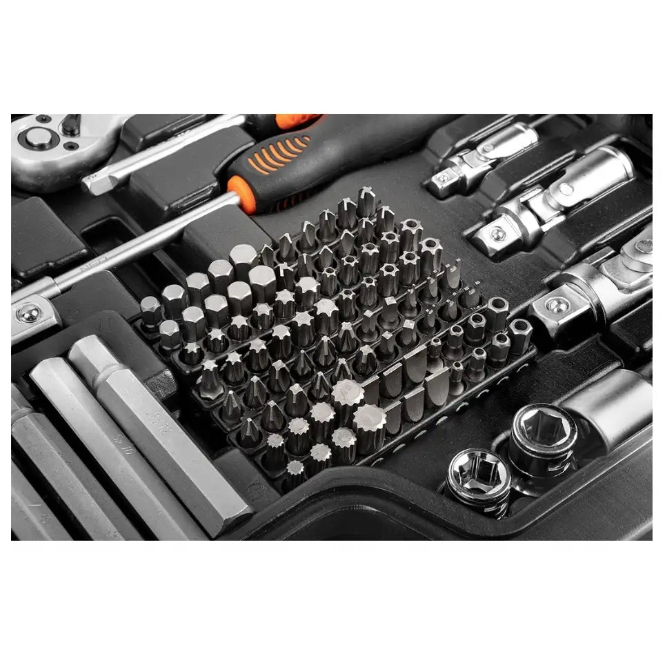 Sokkelnøkkelsett med 300 deler, oversiktsbilde av bits, sekskantnøkler og håndtak med svart-oransje grep.