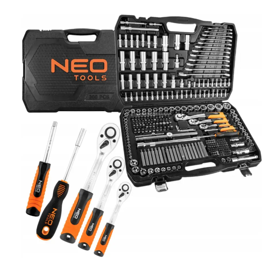 Sokkelnøkkelsett i åpen svart koffert, viser pipenøkler, skrutrekkere og skralle foran og inni.