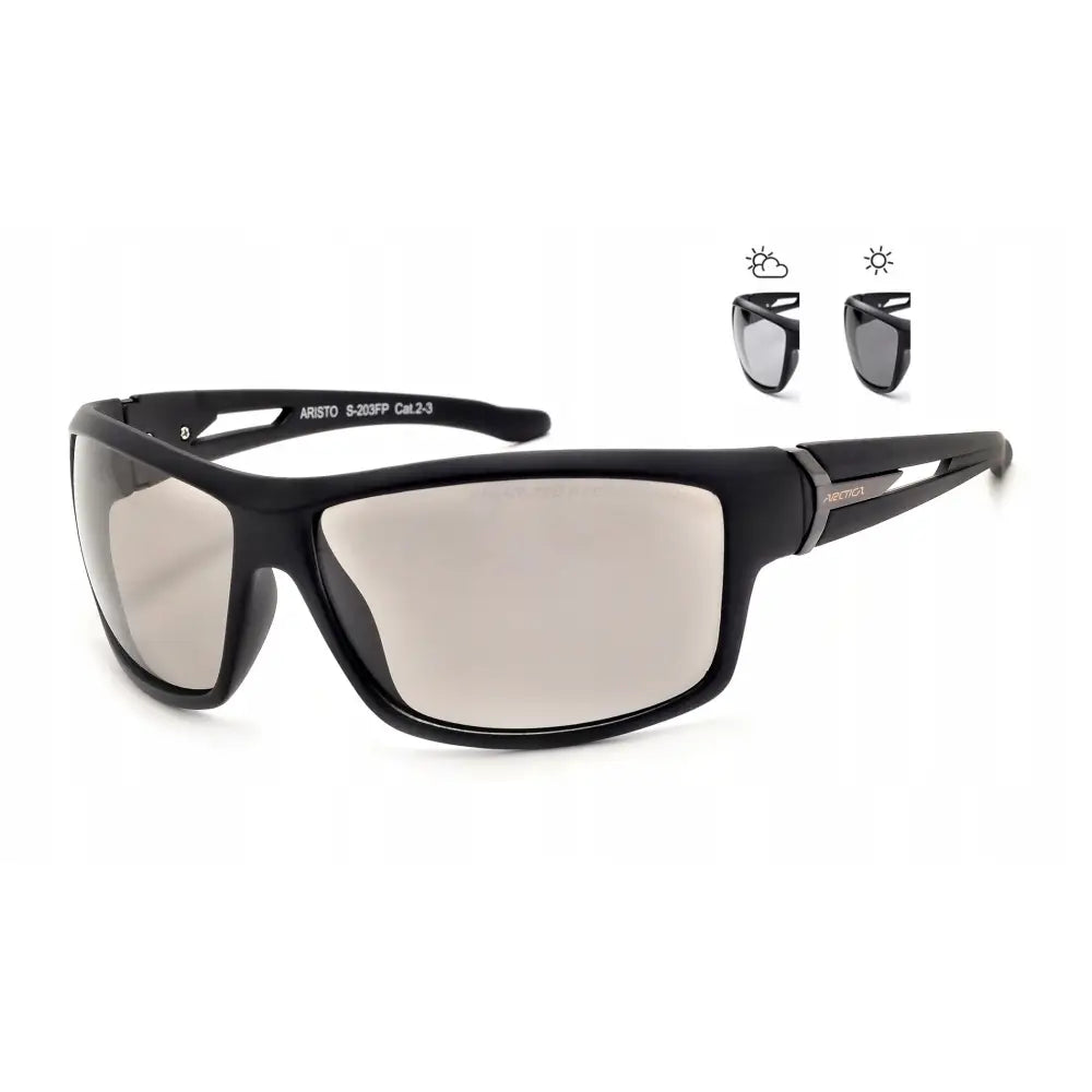 Solbriller Arctica S203FP med matte, svarte rammer og store, polarisert fotokromatiske glass sett skrått forfra.