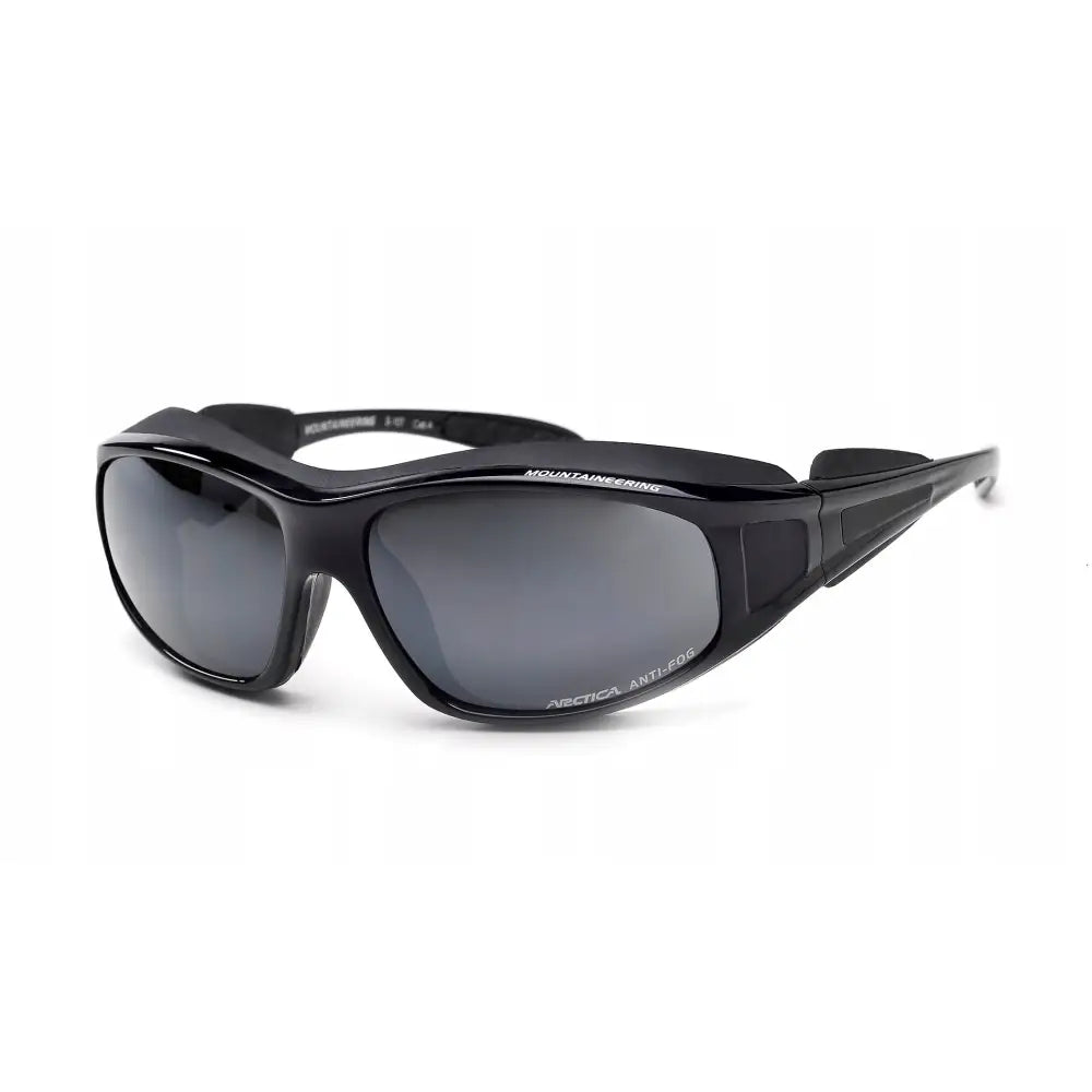 Solbriller for fjellturer, sort glanset innfatning og mørke glass sett skrått forfra med synlige ramedetaljer.