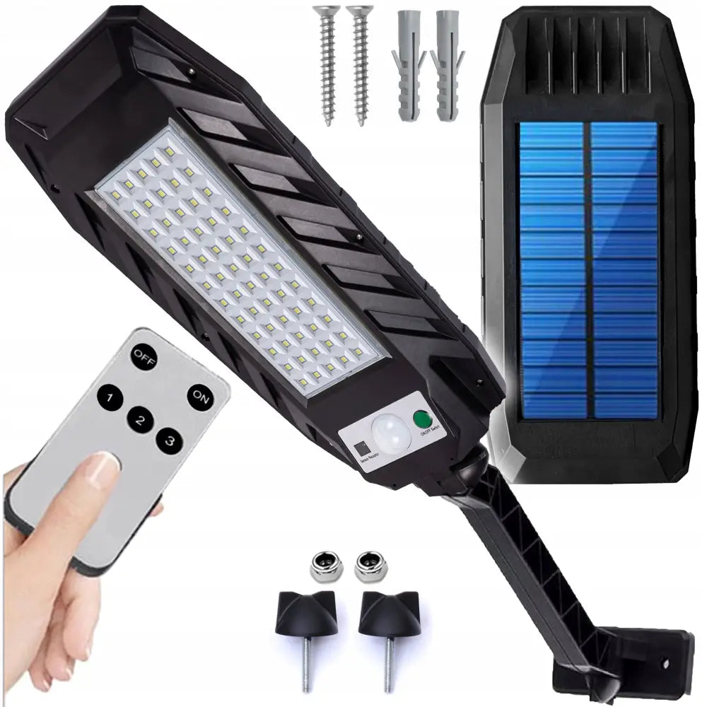 Solcelle gatebelysning med LED-panel, synlig solcelle, bevegelsessensor og fjernkontroll samt monteringsutstyr.