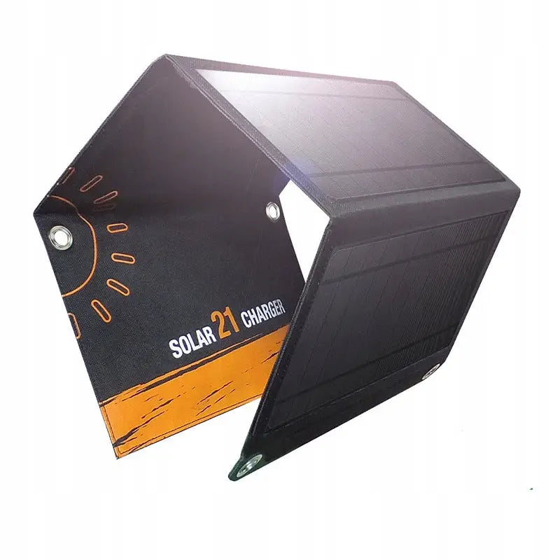 Sammenleggbar solcellelader 21W, svart og oransje, tre paneler med metallmaljer og synlig solmotiv.