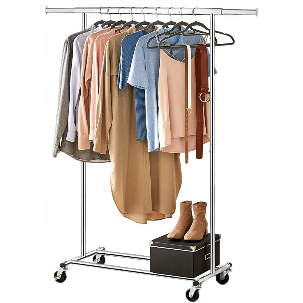 Solid metall kleshenger på hjul, forfra, med klær, belter og beige støvletter på sort eske under stangen.