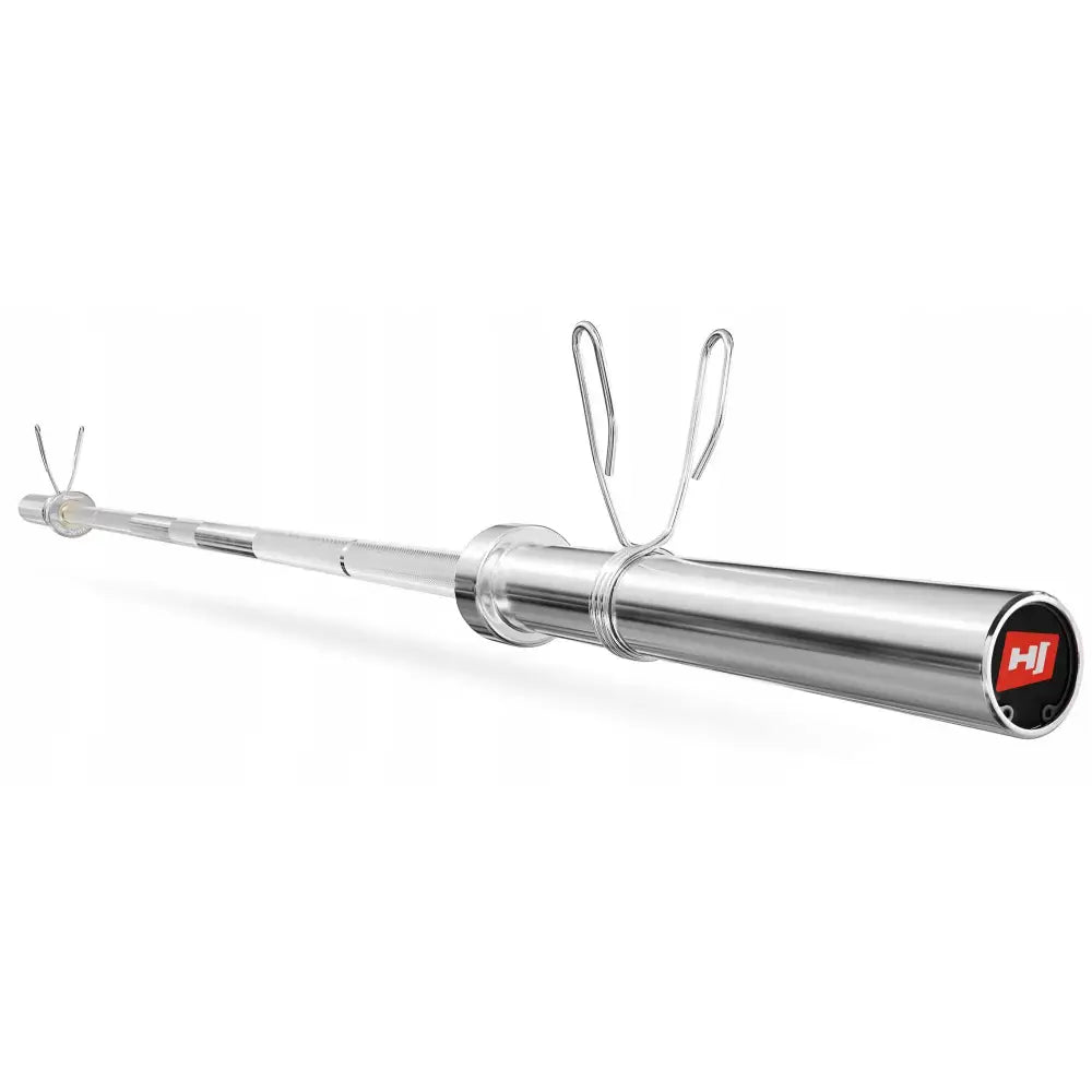 Solid olympisk vektstang i metall, skråvisning med fjærlåser og logo på endestykket mot hvit bakgrunn.