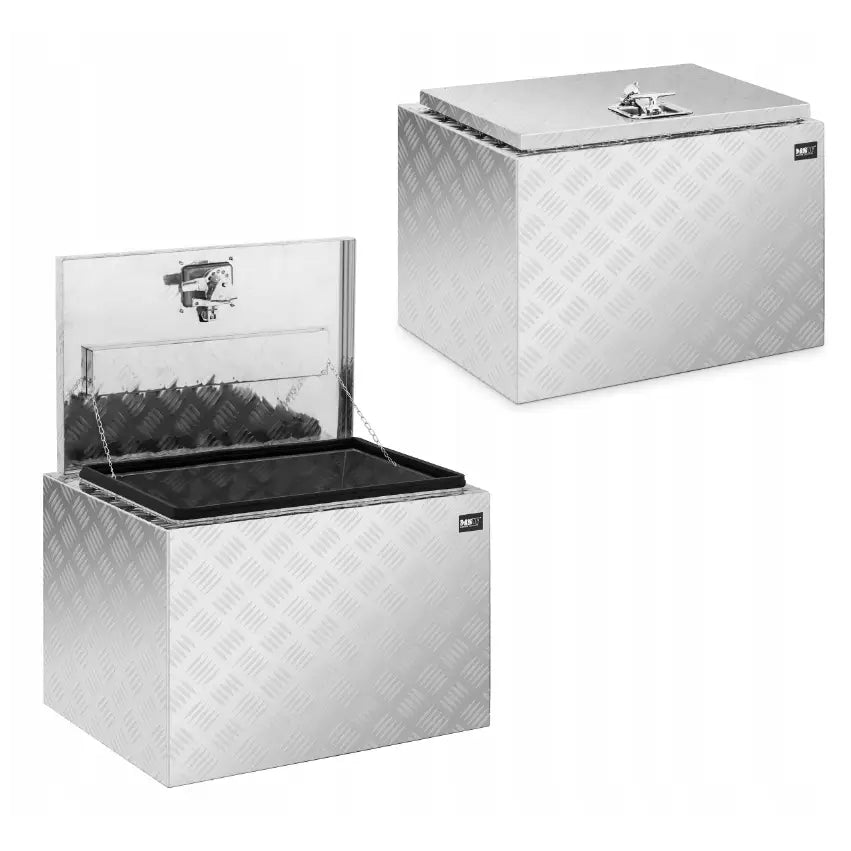 Solid verktøykasse i aluminium sett skrått forfra, åpen med sort rom og mønstret sølvfarget overflate.